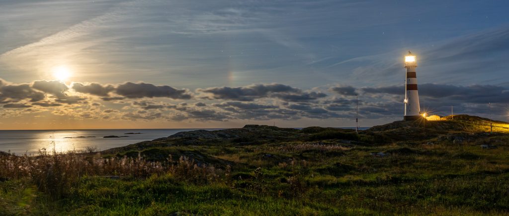 Oksøy fyr i solnedgang